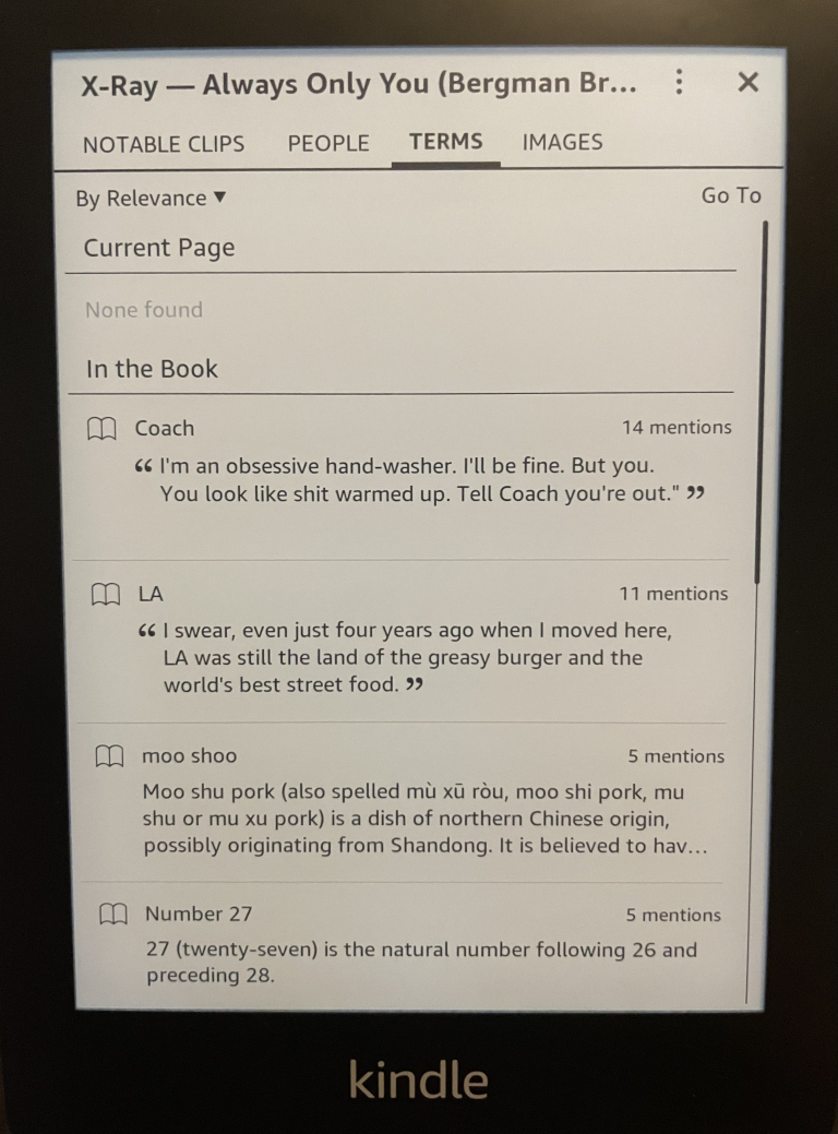 Kindle Paperwhite đang hiển thị tính năng X-Ray, trong đó liệt kê danh sách các ký tự và vị trí trong một cuốn sách