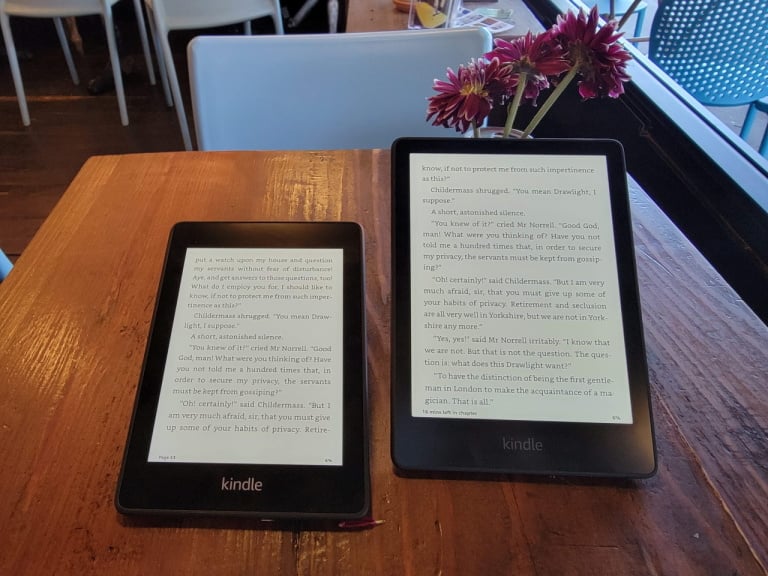 Các mẫu Kindle Paperwhite mới và cũ đặt cạnh nhau trên bàn